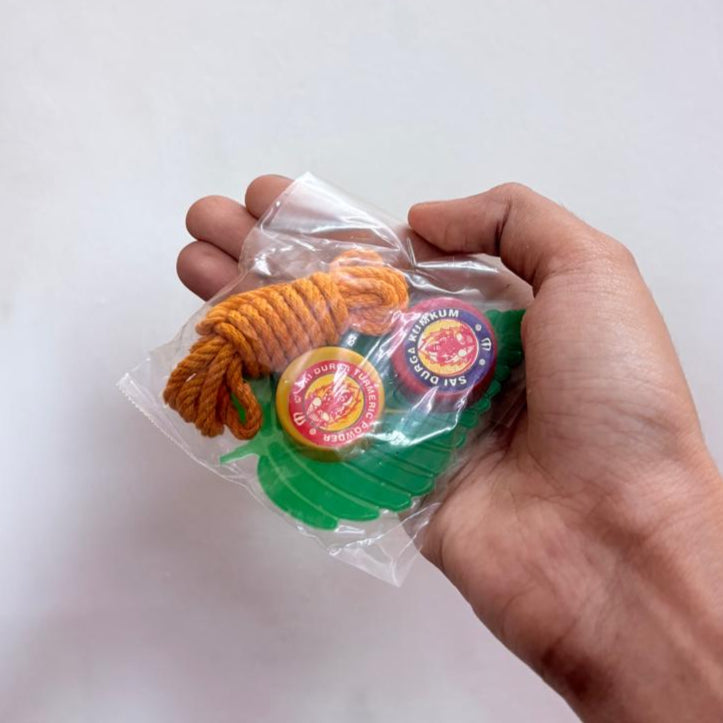 Manjal kumkum leaf with thaali kayiru